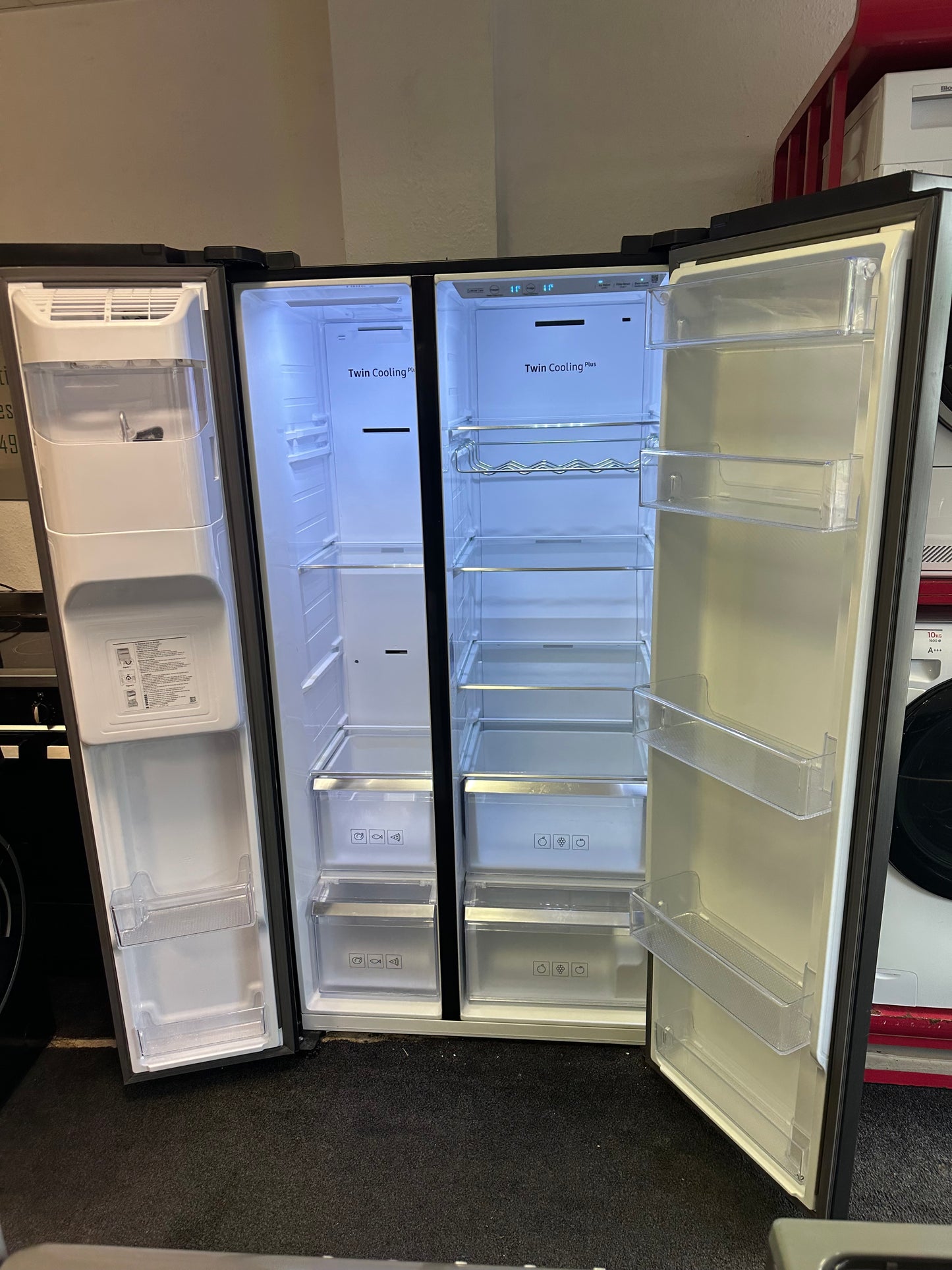 Samsung 8 Series SpaceMax American Fridge Freezer